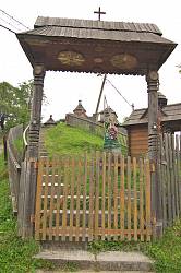 Ворота деревяної церкви у Ворохті