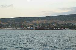 Феодосийский порт на фоне горы Митридат