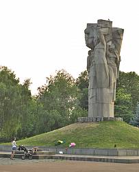 Золотоноша. Монумент героям второй мировой войны
