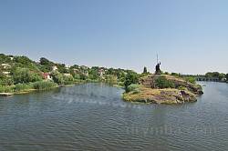 Корсунь-Шувченківський. Пам'ятник Росичу на острові Зелений