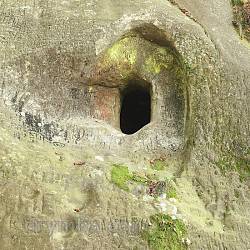 Скальный монастырь в Розгирче. Окошко верхней пещеры