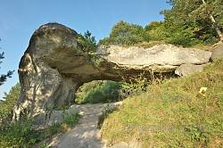 Ритуальний язичницький камінь-дірявець у селі Дуброва