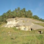 Дуброва. Скалы с пещерами возле камня-дыравца