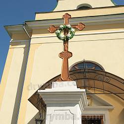 Стольско. Крест святой трезвости перед церковью