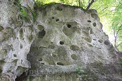 Скала с тремя пещерами