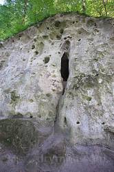 Скеля з трьома печерами