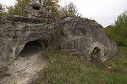 Скеля, спостережний пункт та печера