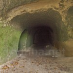 Единичная пещера на склоне напротив села Тростянец
