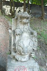 Лев з гербом Шольц-Вольфовичів