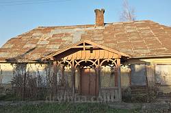 Старый дом с деревянным крыльцом