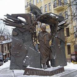 Памятник Вячеславу Черноволу в Киеве