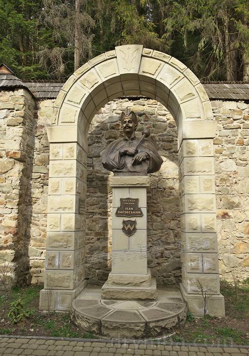 Монумент Івану Виговському у Манявському скиті