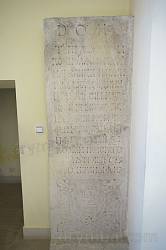 Старая каменная таблица с надписью