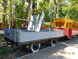 Трамвайна платформа з гарматою