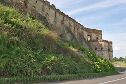 Меджибожская крепость. Мощные контфорсы южной стены