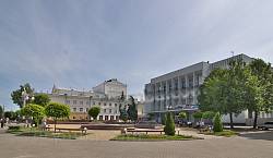 Вінницький драмтеатр ім.М.Садовського (зліва)