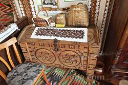 Старовинна різьблена скриня та кошики для ягід