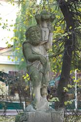 Скульптура біля церкви св.Миколая у Львові