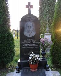 Памятник священнику Михаилу Дацишину в селе Дулибы