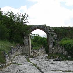 Середній мур і брама "Орта-Капу" (Чуфут-Кале, м.Бахчисарай, Крим)