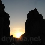 Урич. Захід сонця над скелями