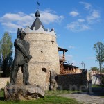 Круглая башня и памятник Устиму Кармалюку