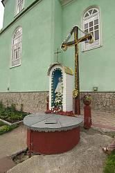 Криничка на подвір'ї церкви св.Юрія у Рогатині