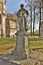 Скульптура около костела в Подгорцах
