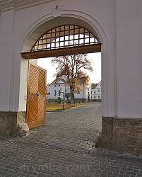 Вхід до Крехівського монастиря