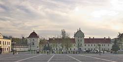 Жолковский замок. Слева фрагмент городской стены