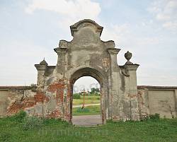 Ворота костела в Тартакове
