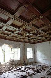 Жахливий стан пам'ятки: розкішна дубова стеля, повалені стіни і розібрана підлога