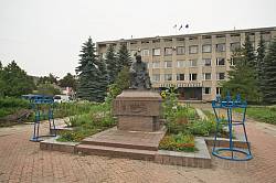 Памятник Т.Г.Шевченко и районная администрация