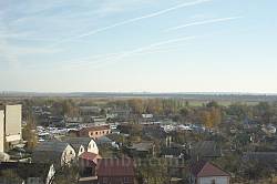 Вид із вежі Острозького замку на нижнє місто. Вдалині Хмельницька АЕС