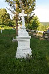 Крест на старом кладбище