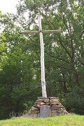 Памятный крест на месте лагеря черноморского куреня пластунов