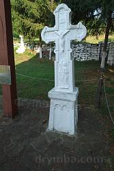 Старий хрест на території церкви