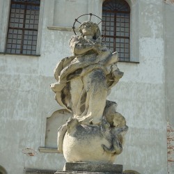 Фіґура Богородиці перед костелом св. Антонія