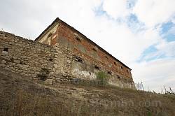 Старовинна стайня у селі Висічка