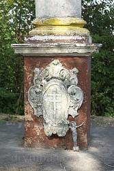 Герб Потоцьких "Пилява" в основі колони