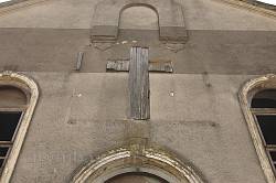 Крест на фасаде храма