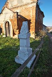 Понищена скульптура на території костелу