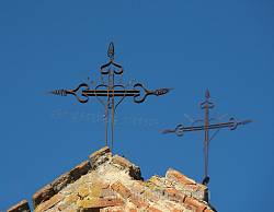 Крест на фронтоне
