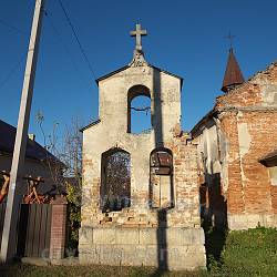 Дзвіниця костелу у селі Коросно