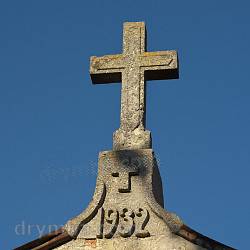 Крест и дата постройки - 1932 год