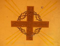 Крест на потолке притвора