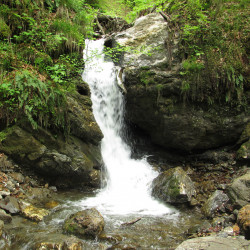 Водоспад Кам'яний у місті Рахів