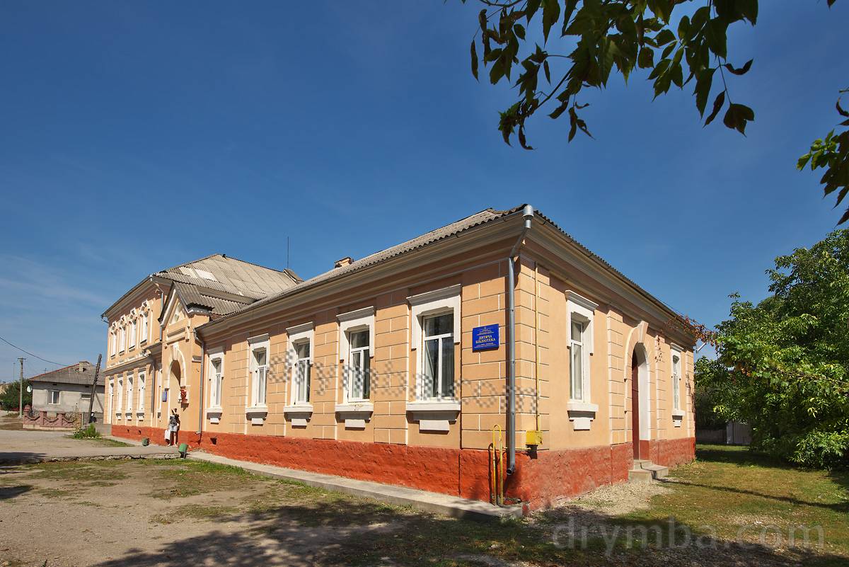 Дом культуры и библиотека в Скале Подольской