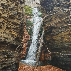 Водоспад Кременоса затиснутий між скелями
