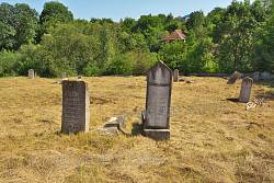 На еврейском кладбище